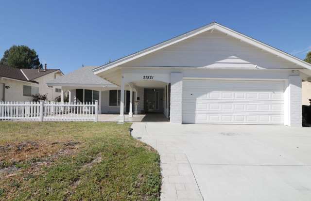 Beautiful 3/bedroom home in Canyon Country !