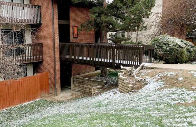 2 bed, 2 bath with washer/dryer hookup. Great location off Sable and 2nd Ave.