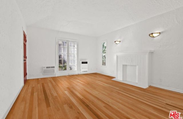 1388 1/2 Edgecliffe Dr unit: 1/2