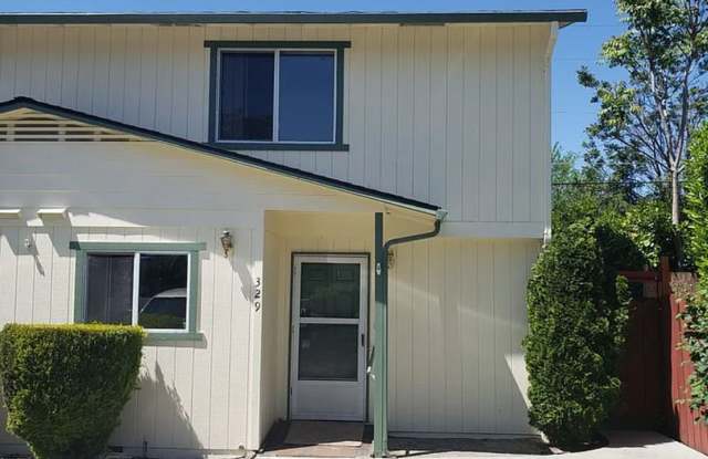 East Medford - 3 bed 1.5 bathroom 2 story duplex