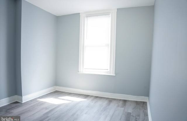 952 E SCHILLER STREET