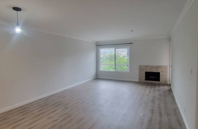 Welcome to our stunning 1-bedroom, 1.5-bathroom condo in Presidio Place!