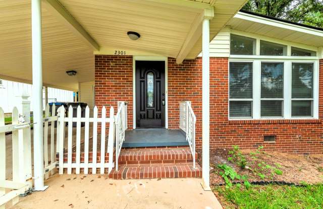 $1,425 - 3 bed/2 bath house near Medical Center, with stainless-steel appliances!