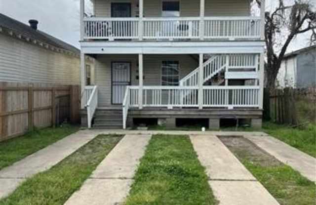8812 APPLE Street