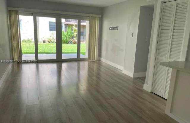 Photo of 8893 Fontainebleau Blvd