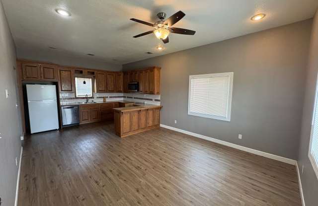 Clean 2 bedroom 1 bath With Tall Ceilings