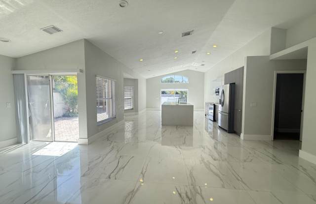 4891 SW 34th Terrace