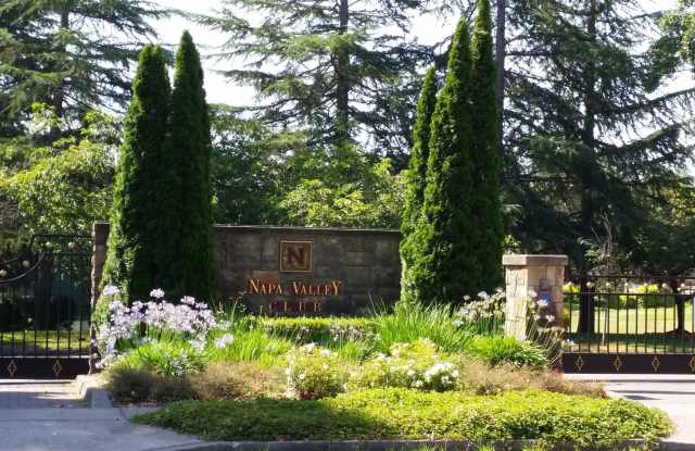 Highly Desirable Valley Club Circle Condo – Gated Napa Living