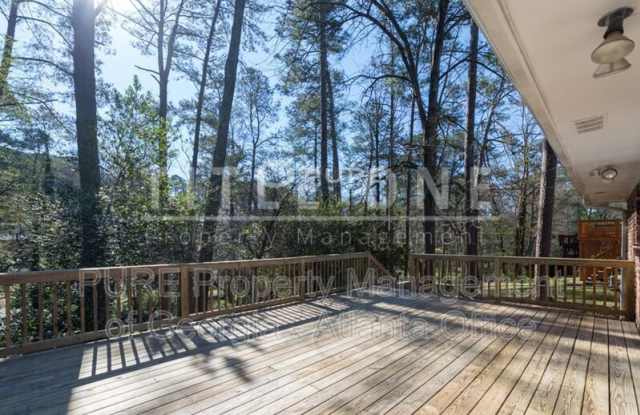 2435 Woodacres Rd NE