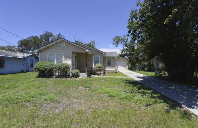 203 LEGION DR W