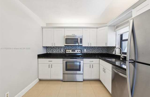 2613 N Carambola Cir N