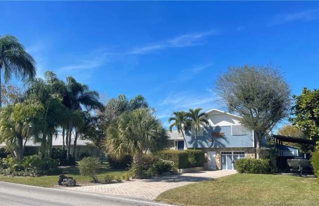 5229 SE Horseshoe Point Road