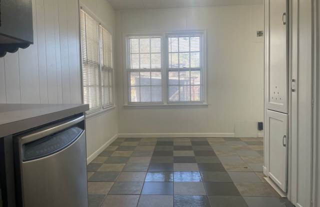 Charming 2 Bedroom, 1 Bath Home