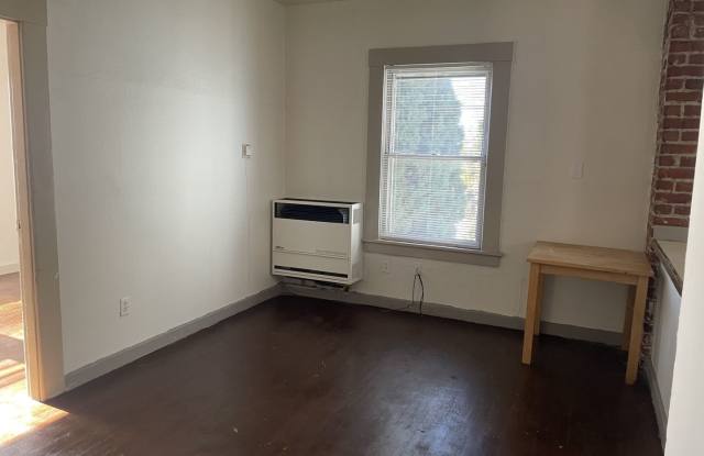 1 Bedroom Carolina Street Apartment, Upstairs