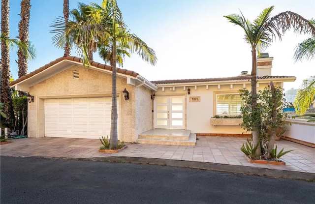 2019 Sunset Plaza Dr