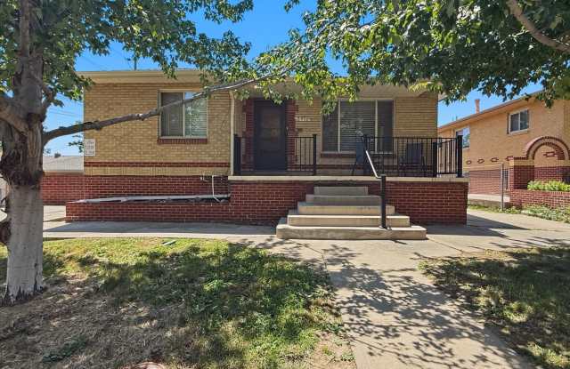 Beautiful 2 Bed, 1 Bath Garden-Level Apartment in Sunnyside!