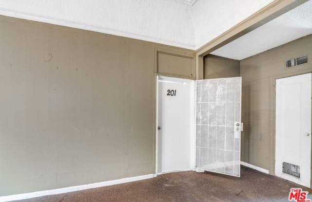 256 W Florence Ave unit: 201