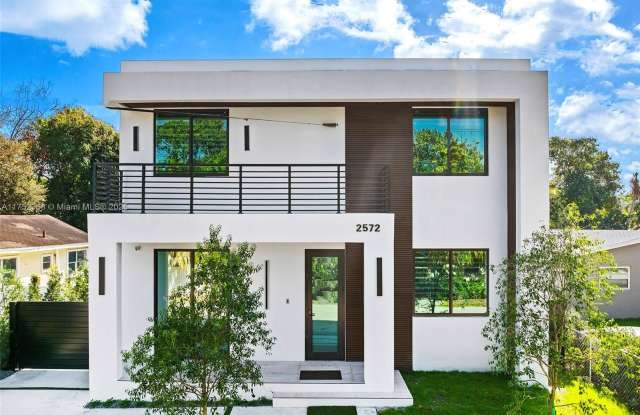 Photo of 2572 NE 182nd Ter