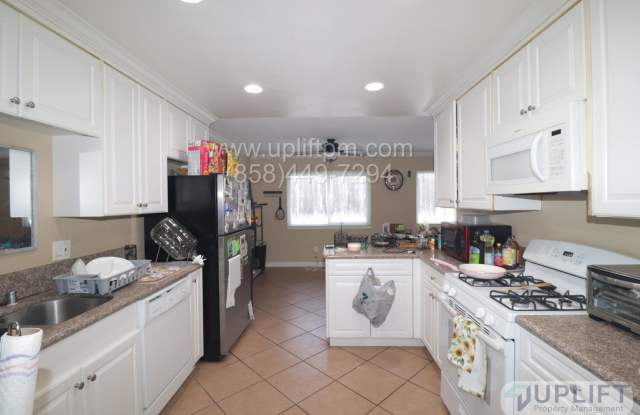 5 Bedroom 2 Bath Home In Oceanside ** Move In Special $300 Off First Month's Rent**