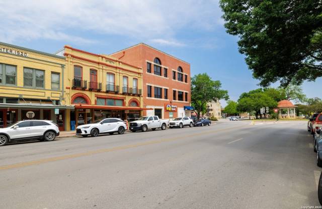 142 W San Antonio St