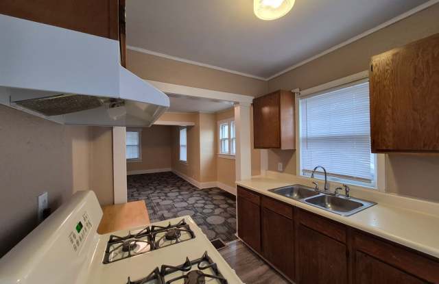 2 Bedroom, 1 Bathroom Home with Deck