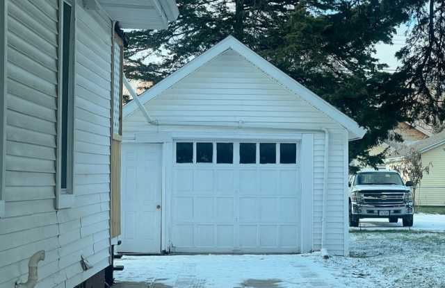 Charming Main Floor Apartment – 2 Bed, 1 Bath with Garage!