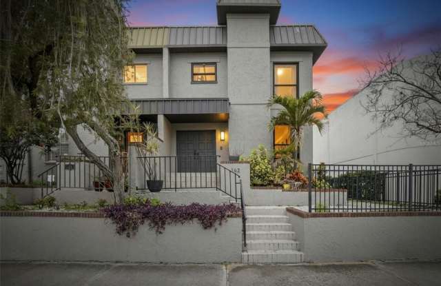 162 E DAVIS BOULEVARD