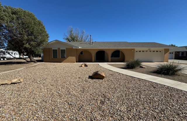Comfy  Spacious 3 Bed Home! Mesa School District!