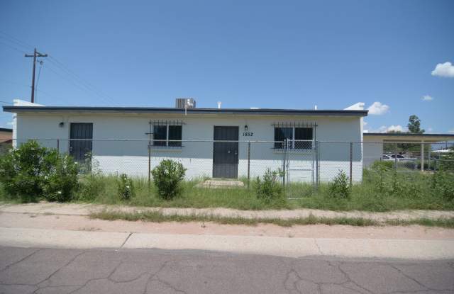 Remodeled 3 Bedroom 2 Bath Duplex! South Central Tucson Location!