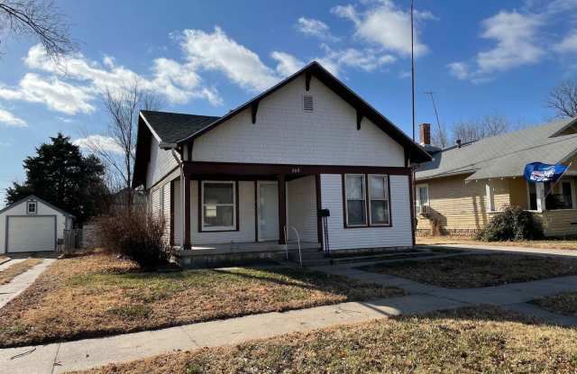 2 Bedroom/1 Bath House - Updated Flooring  Fenced Yard - 309 East 3rd Street, Hoisington, KS 67544