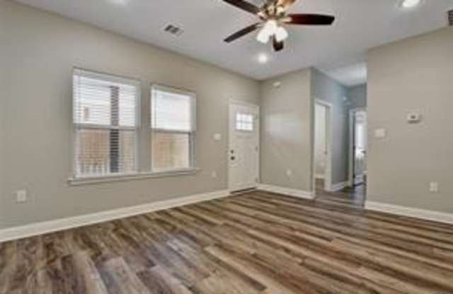 1042 W Dubois Street