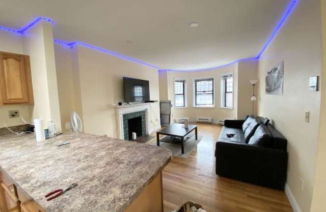 Photo of 529 Newbury St.