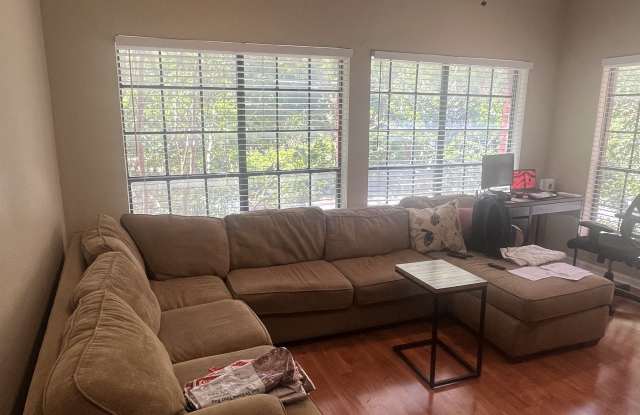 Photo of 712 W 21st St Apt 201