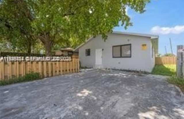 Photo of 303 NW 7th St