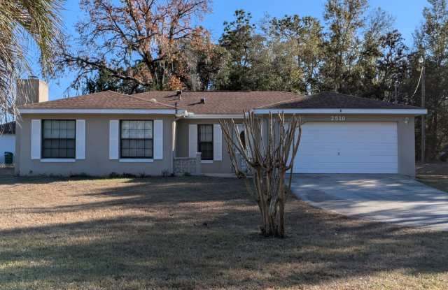 Wonderful 3/2/2 Corner Lot Near Golf Course In Citrus Springs