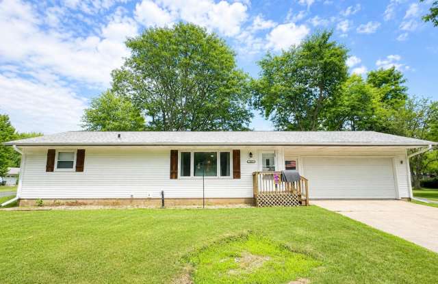 3 Bedroom Ranch Home with Large Fenced in Yard!!