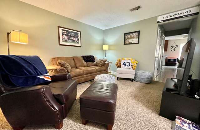 Lakewood Commons - G203 158 East University Drive - G203