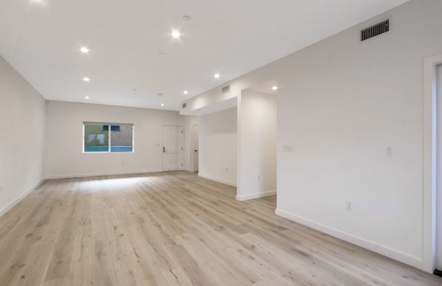 Gorgeous 3 Bedroom / 2 1/2 Bath Townhome-Style Apartment in Hollywood