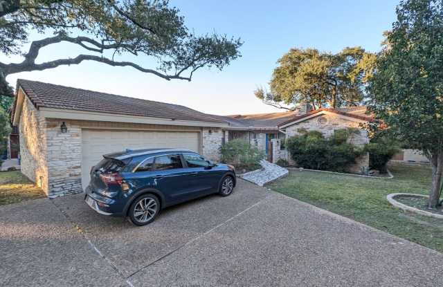 Welcome to this charming lock-and-leave home in Old Lakeway’s cul-de-sac!