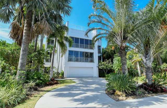 213 N WASHINGTON DRIVE