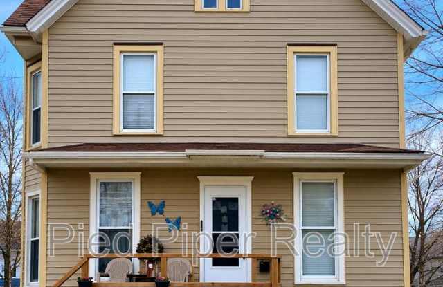 605 1/2 W Douglas St