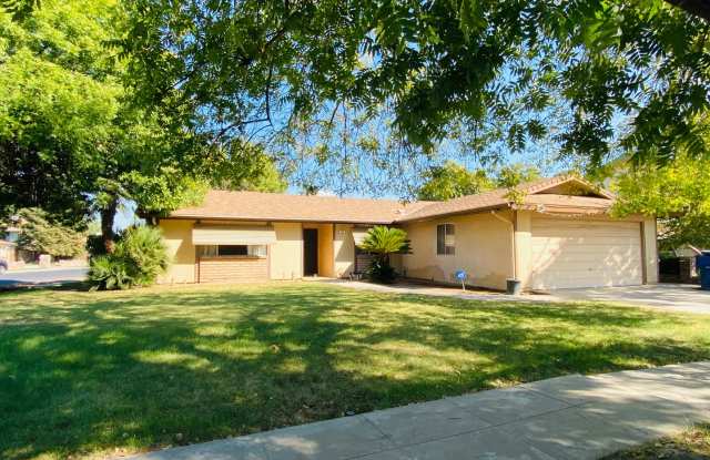 $2,195 Peach and Belmont, 2 Bedroom + Flex Room - N. Villa Ave, Fresno - 448 North Villa Avenue, Fresno County, CA 93727