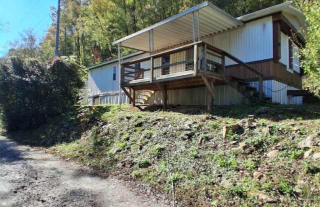 Photo of $1,800 - 2 Bedroom / 1 Bath Mobile Home Sitting on the Tuckasegee River