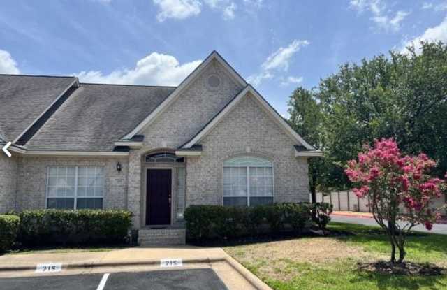 215 Navarro Dr