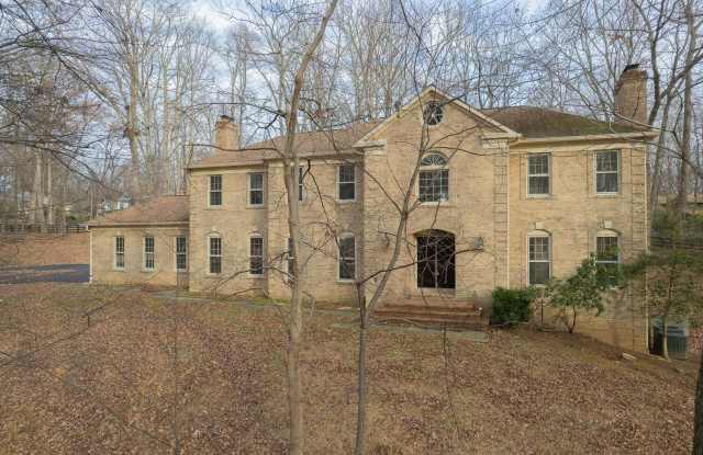 Photo of Very well maintained 5BR 4.5BA Colonial on 2.3 acres