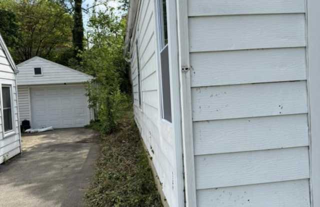 2002 Deanwood Avenue