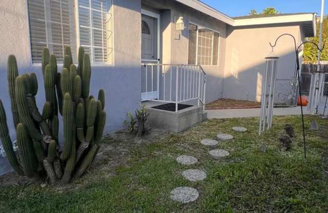 Private 3BR/2BA Cottage Retreat- Detached Home w/Backyard, Washer & Dryer