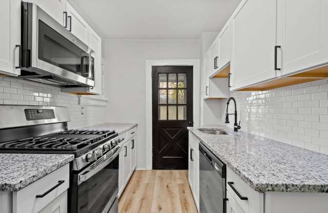 AVAILABLE ON MAY 1!! STUNNING 3 BEDROOM HOUSE IN CRAFTON HEIGHTS! WITH OFF STREET PARKING  WHOLE HOUSE A/C!!!