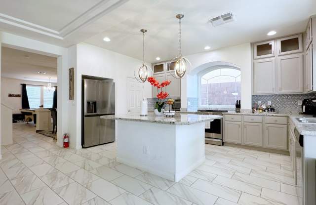 4Bdrm/2.5bath Single Family Home - Fully Furnished
