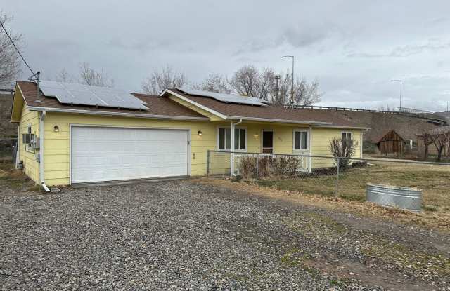 Photo of 3 bed 1 3/4 Bath 2 car garage